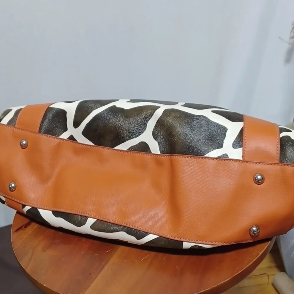 MX LADIES PURSE IN A BEAUTIFUL ANIMAL PRINT